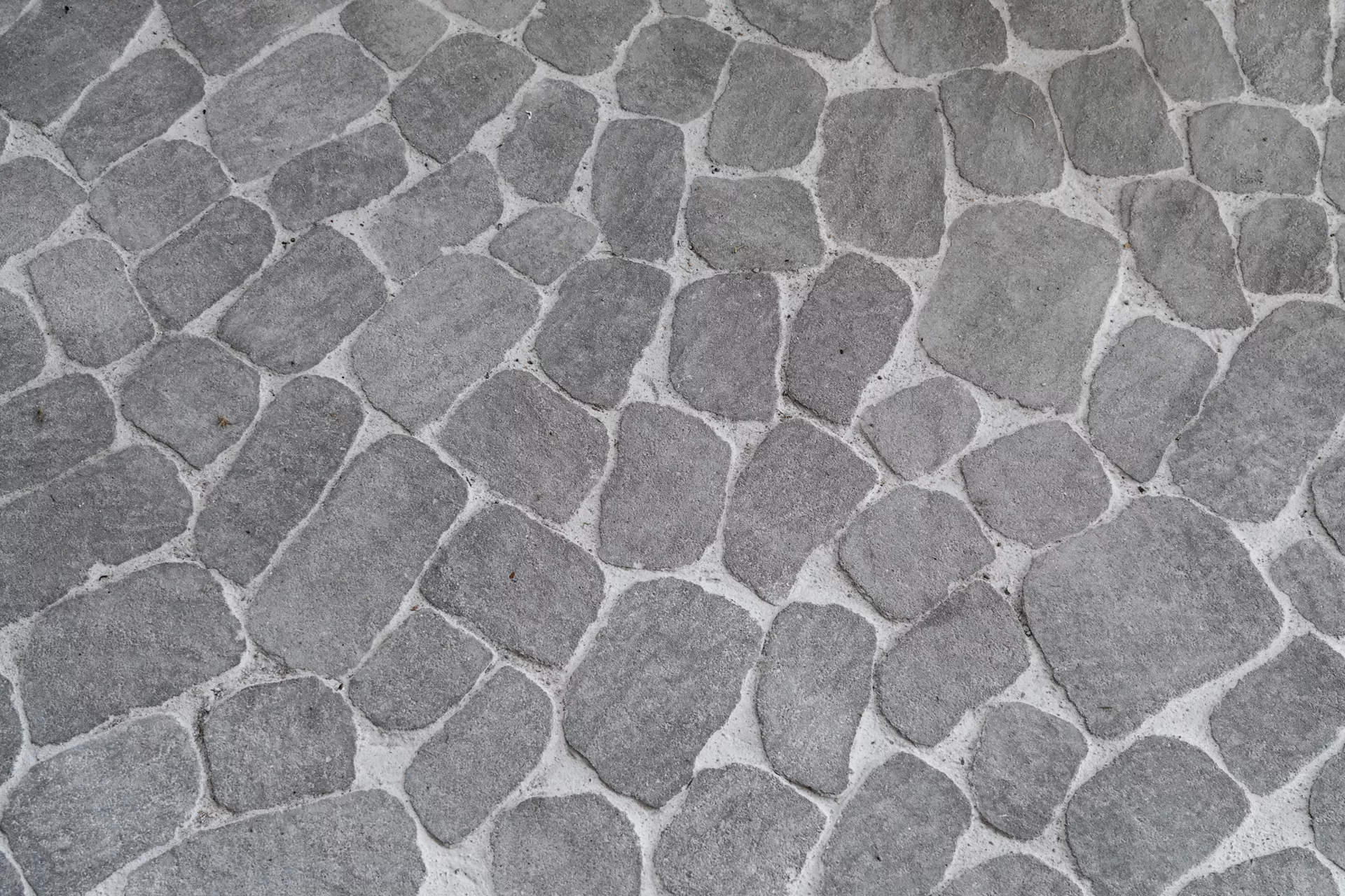 ARENA VISTA Pflasterstein perlgrau strukturiert Kanten gebr. L 6.5 - 23.8 cm B 8.3 - 16.4 cm H 7 cm