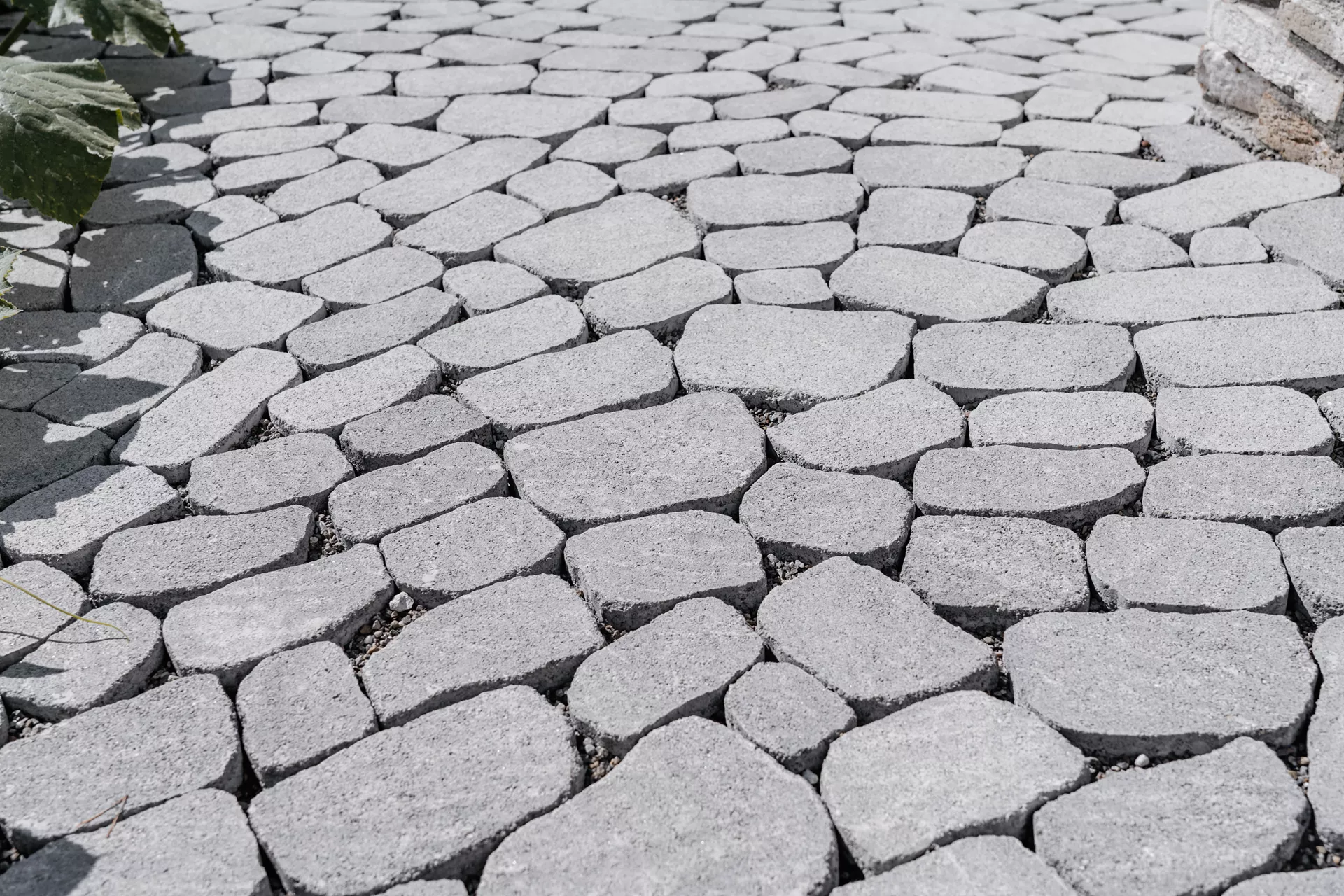 ARENA VISTA Pflasterstein perlgrau strukturiert Kanten gebr. L 6.5 - 23.8 cm B 8.3 - 16.4 cm H 7 cm