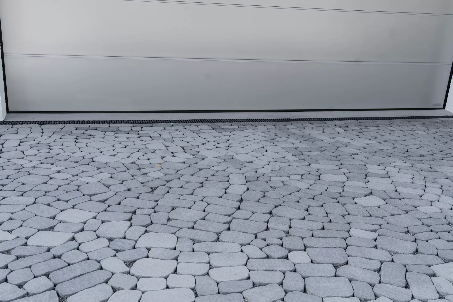 ARENA VISTA Pflasterstein perlgrau strukturiert Kanten gebr. L 6.5 - 23.8 cm B 8.3 - 16.4 cm H 7 cm