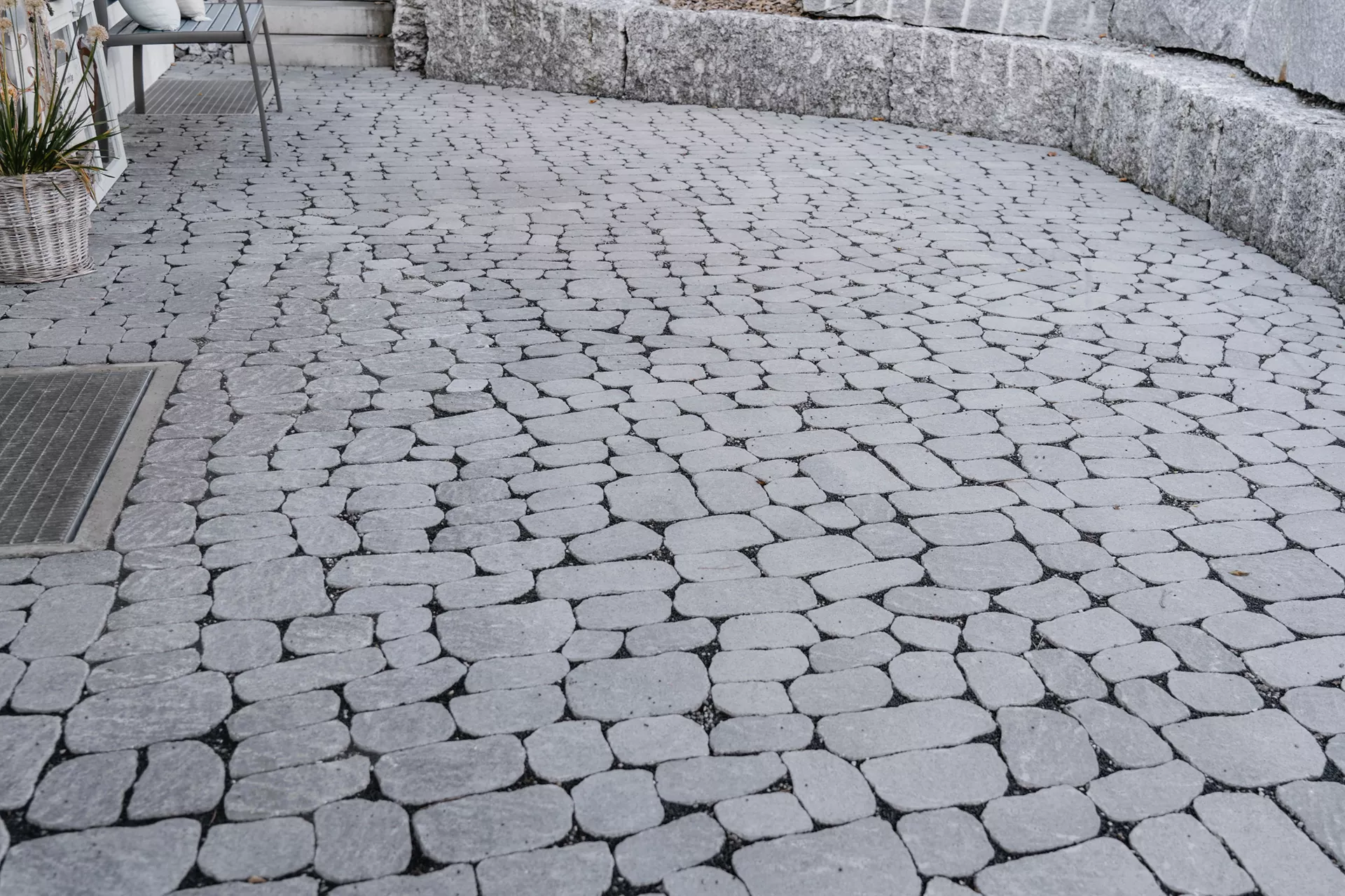 ARENA VISTA Pflasterstein perlgrau strukturiert Kanten gebr. L 6.5 - 23.8 cm B 8.3 - 16.4 cm H 7 cm