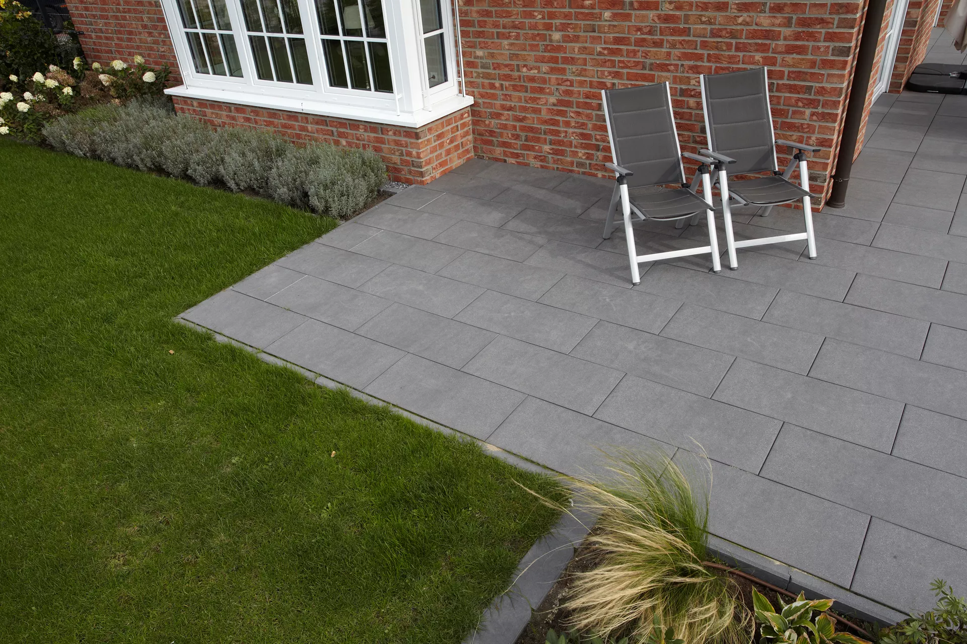 ALENA PLUS Gartenplatte graphitschwarz gestrahlt gefast versiegelt L 80 cm B 40 cm H 4 cm