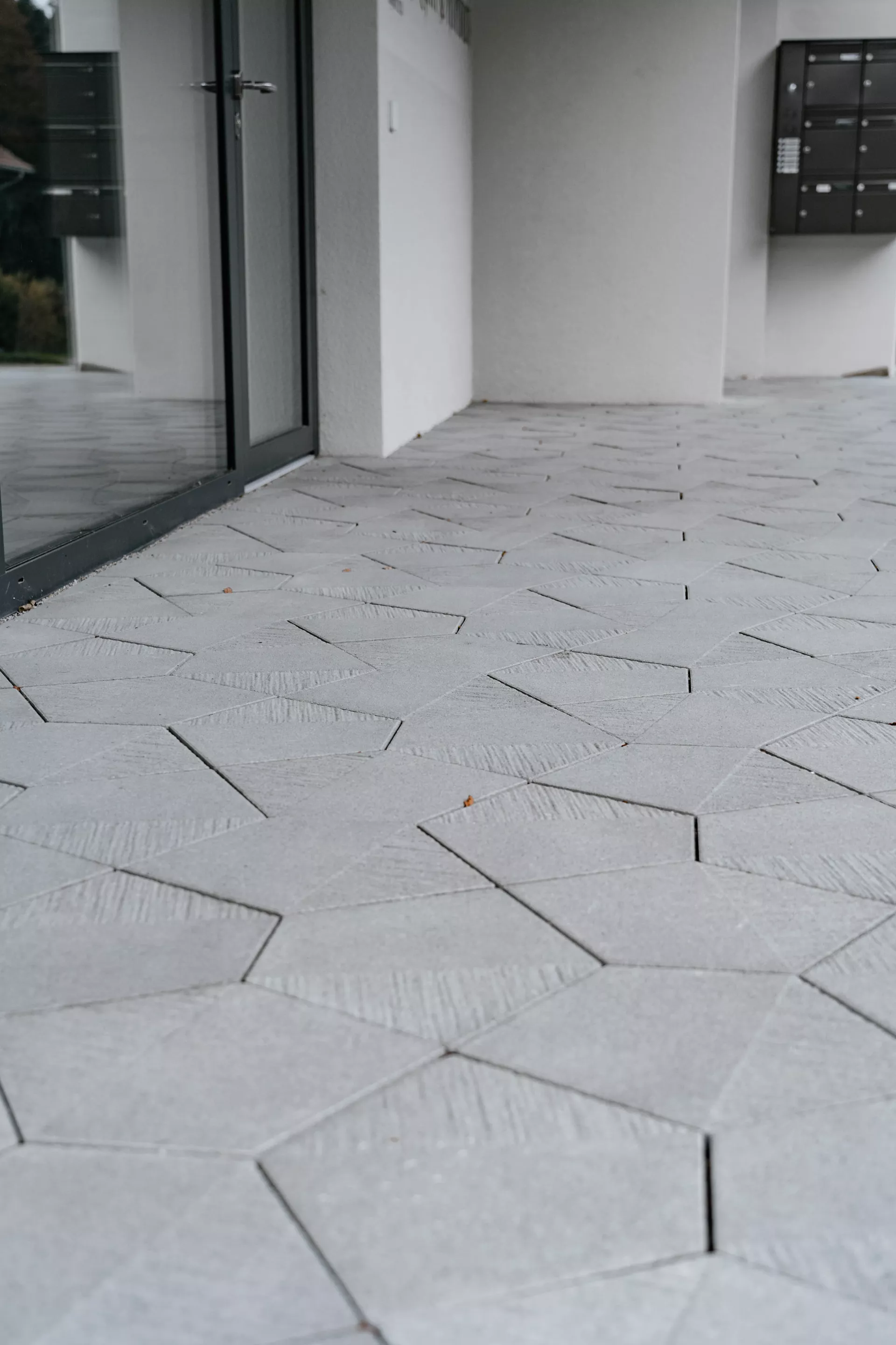 5-Eck Pflasterplatte Typ A + B grau glimmer glatt und strukturiert L 38.1 cm B 30.2 cm H 6 cm