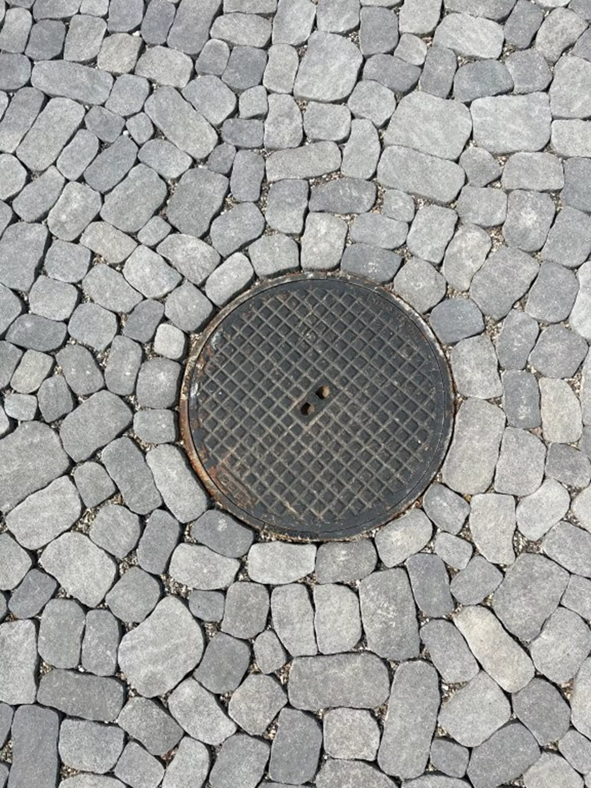 ARENA VISTA Pflasterstein perlgrau strukturiert Kanten gebr. L 6.5 - 23.8 cm B 8.3 - 16.4 cm H 7 cm