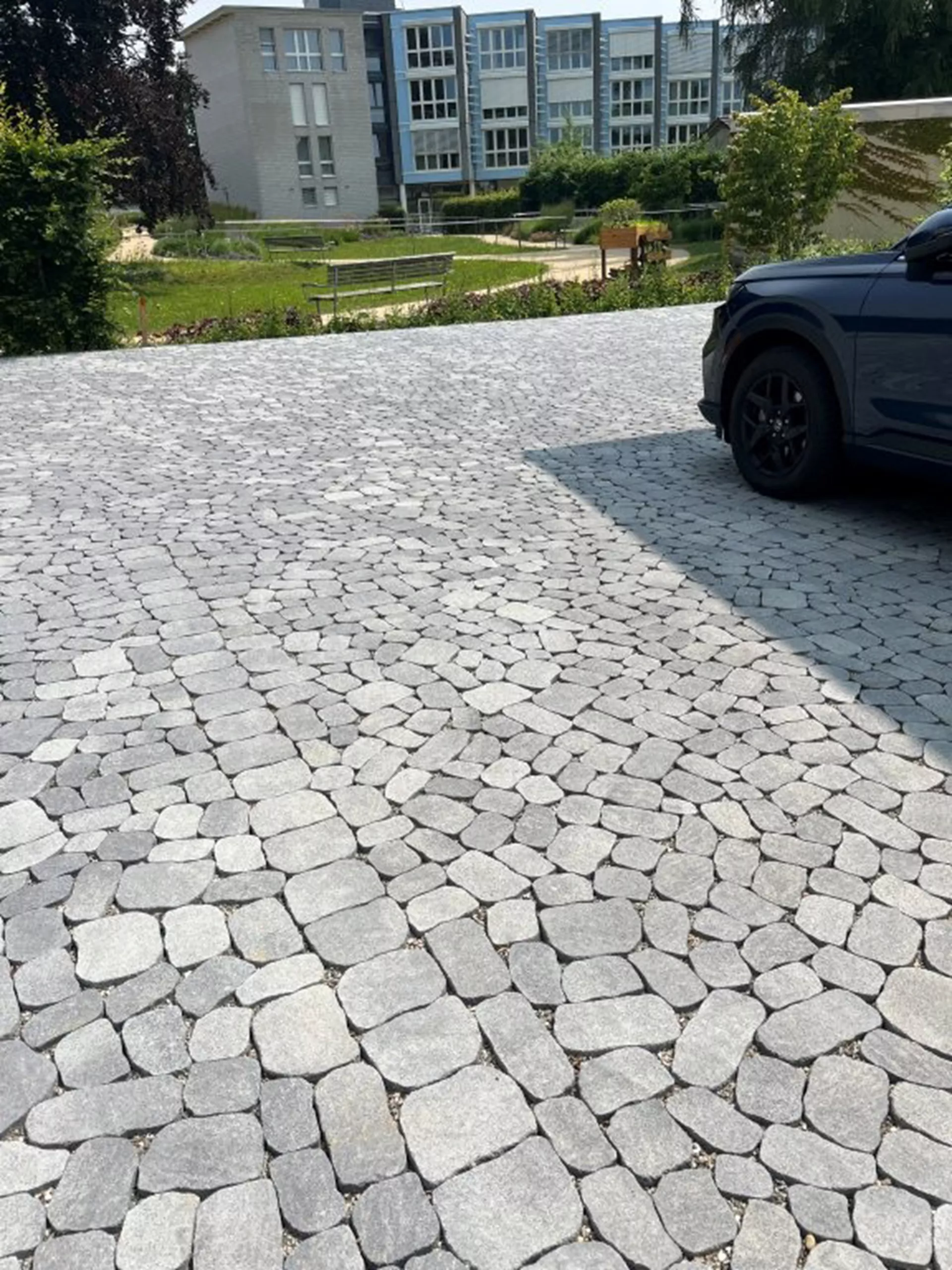 ARENA VISTA Pflasterstein perlgrau strukturiert Kanten gebr. L 6.5 - 23.8 cm B 8.3 - 16.4 cm H 7 cm