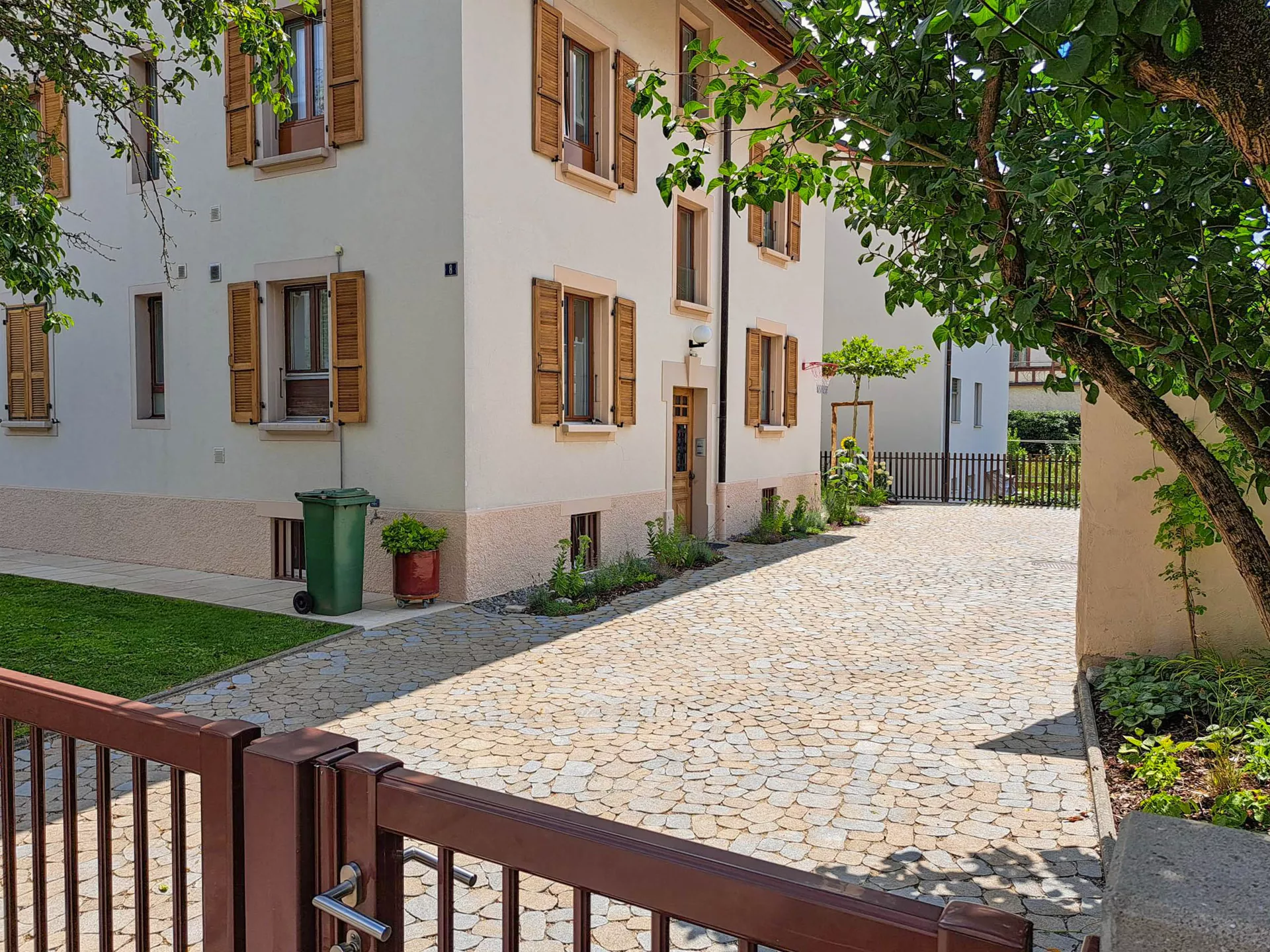 ARENA VISTA Pflasterstein jurakalk strukturiert Kanten gebr. L 6.5 - 21.9 cm B 8.6 - 12.2 cm H 7 cm