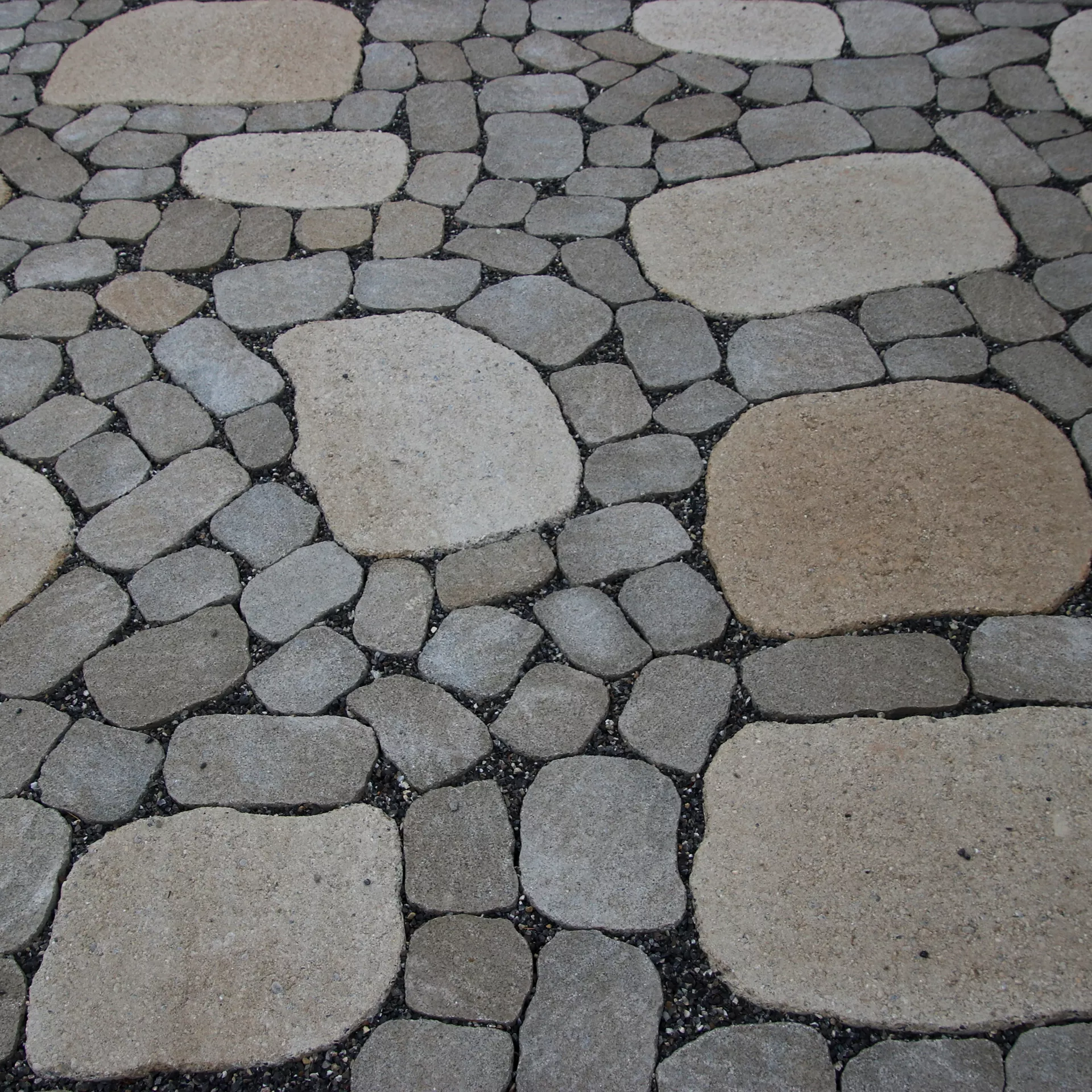 ARENA VISTA Pflasterstein jurakalk strukturiert Kanten gebr. L 6.5 - 21.9 cm B 8.6 - 12.2 cm H 7 cm