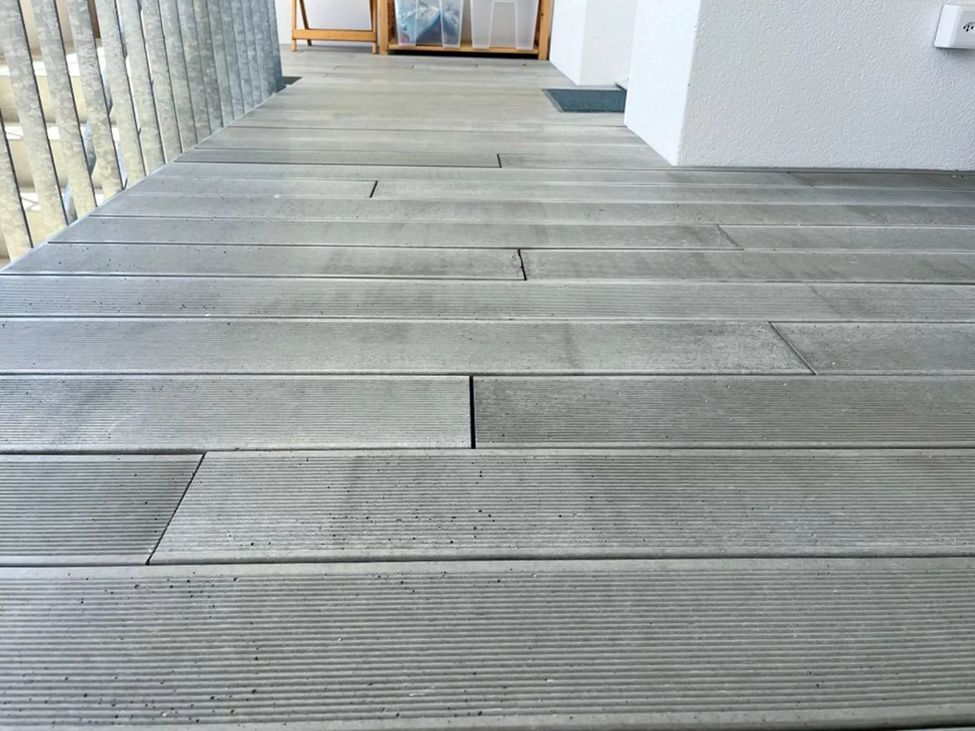 BOSCUS Betonbrett mit einseitiger Rillenstruktur grau strukturiert gerundet L 166.5 cm B 14.3 cm H 4 cm