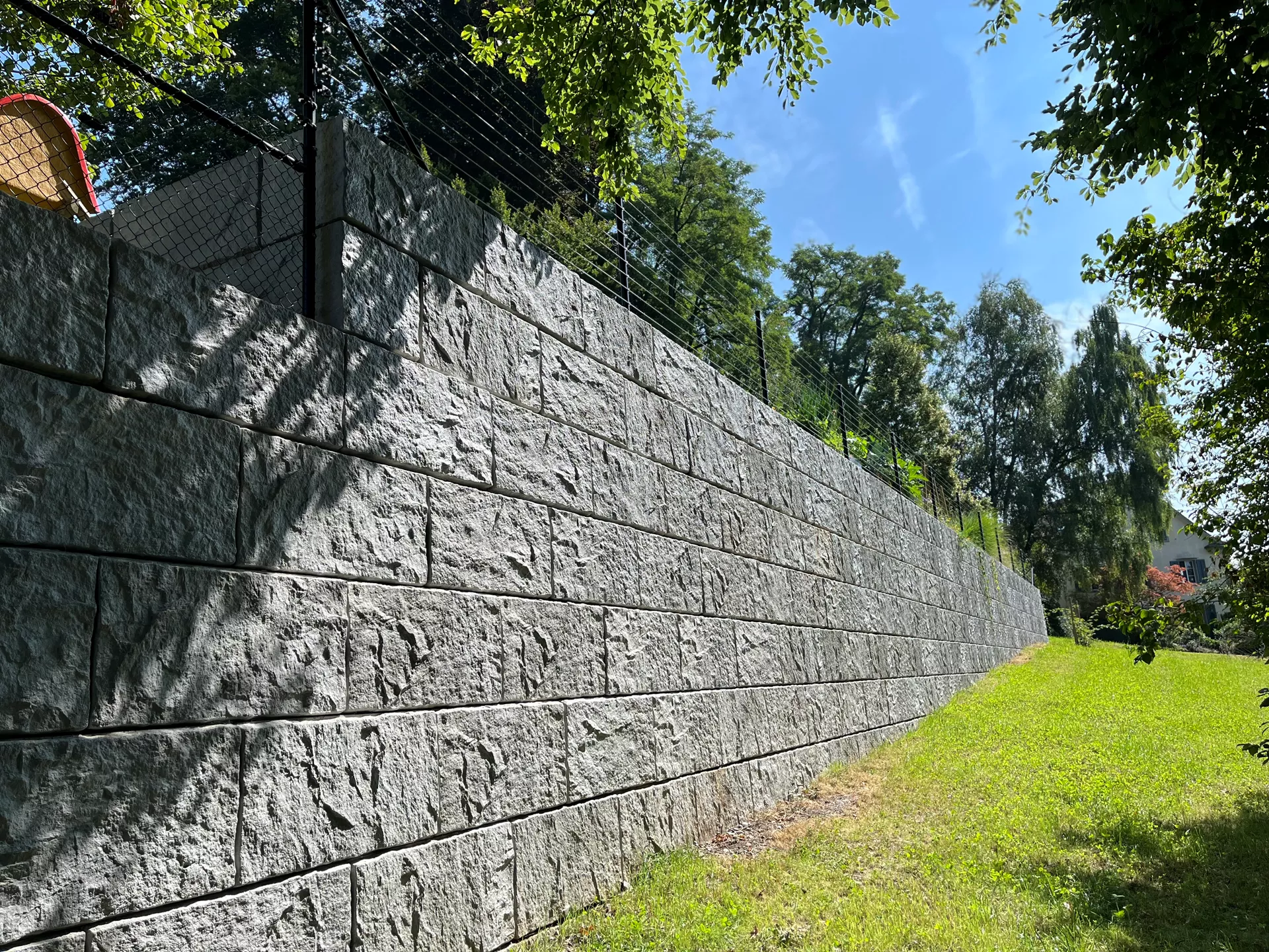 FELSMAUER Böschungselement Mittelstein grau strukturiert L 98 cm B 50 cm H 50 cm