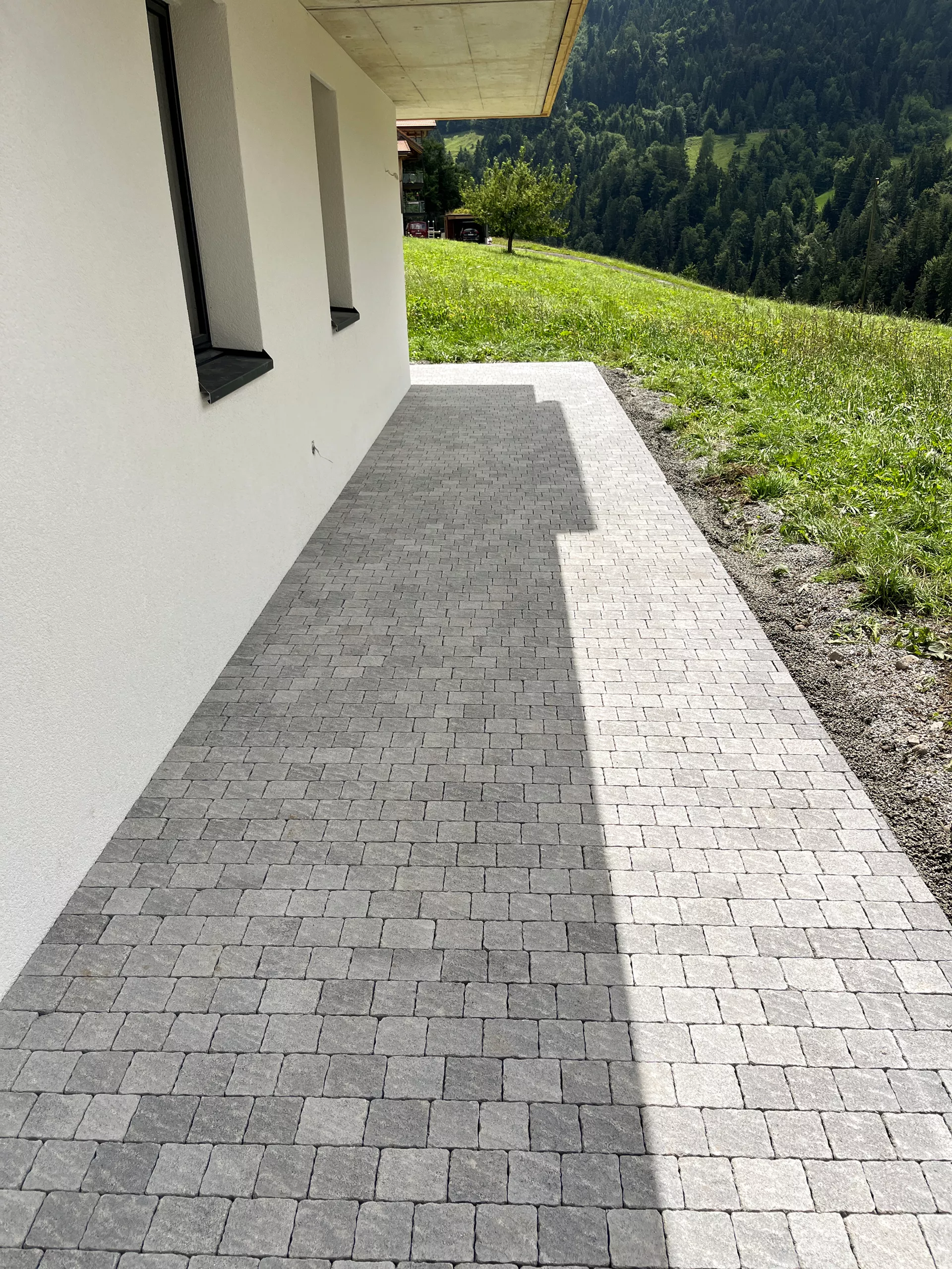 Pavé FRIEDA 7 cm, structuré arêtes cassées, gris perle