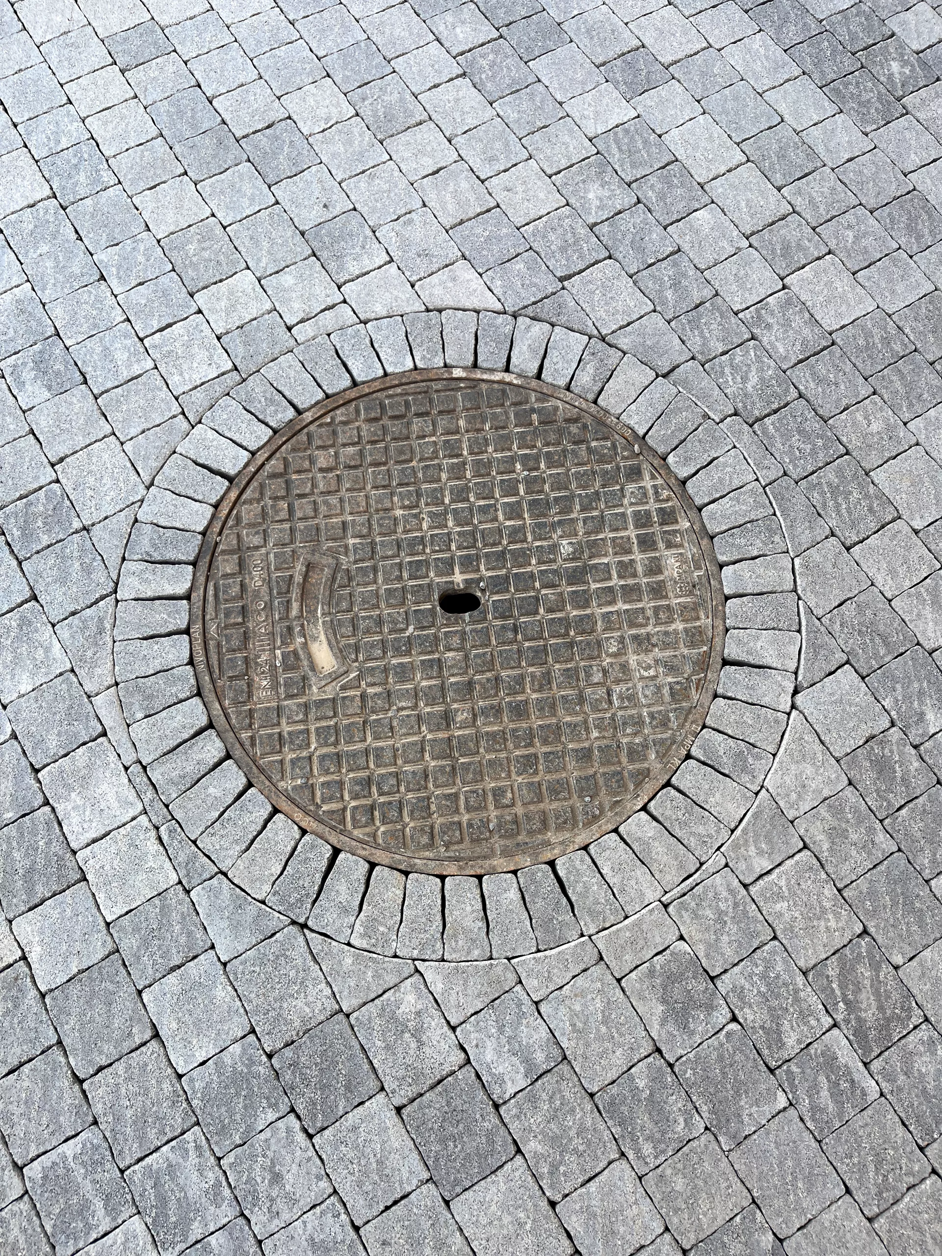 Pavé FRIEDA 7 cm, structuré arêtes cassées, gris perle