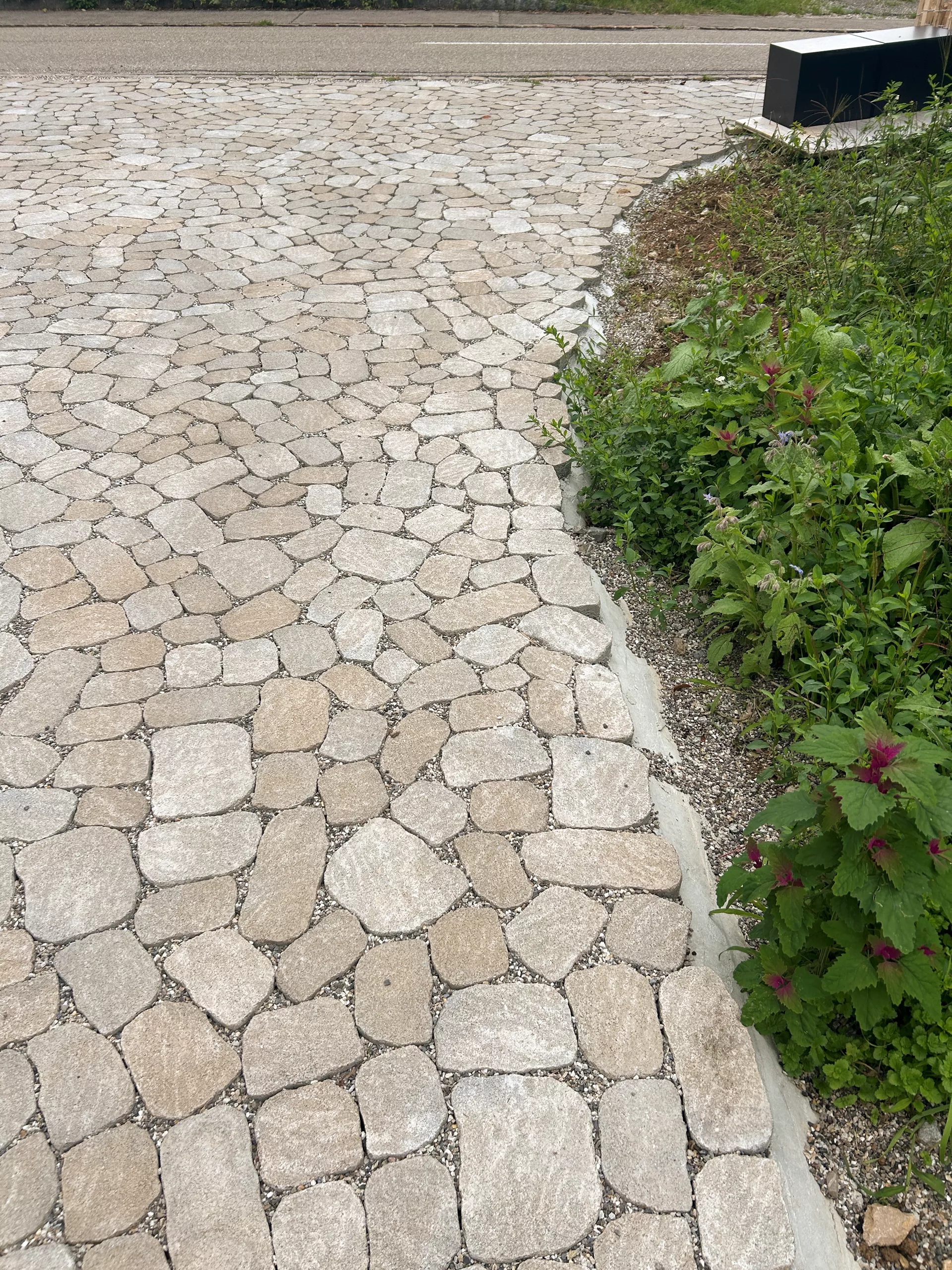 ARENA VISTA Pflasterstein jurakalk strukturiert Kanten gebr. L 6.5 - 21.9 cm B 8.6 - 12.2 cm H 7 cm