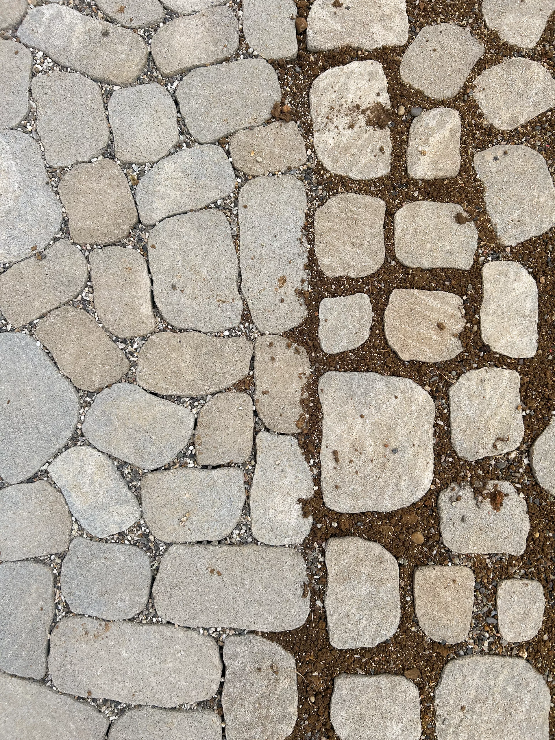 ARENA VISTA Pflasterstein jurakalk strukturiert Kanten gebr. L 6.5 - 21.9 cm B 8.6 - 12.2 cm H 7 cm