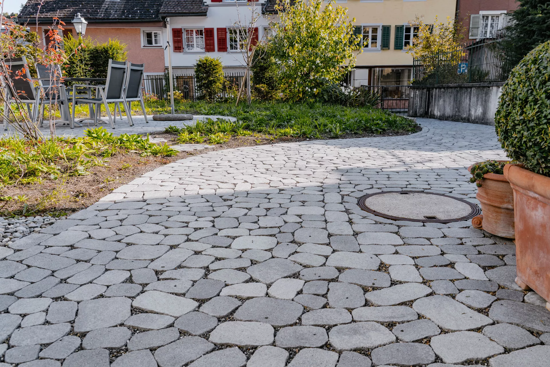 ARENA VISTA Pflasterstein perlgrau strukturiert Kanten gebr. L 6.5 - 23.8 cm B 8.3 - 16.4 cm H 7 cm