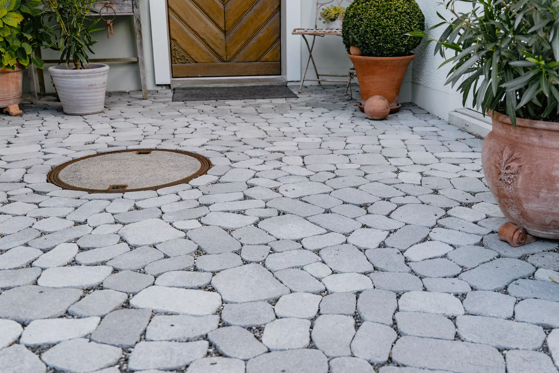 ARENA VISTA Pflasterstein perlgrau strukturiert Kanten gebr. L 6.5 - 23.8 cm B 8.3 - 16.4 cm H 7 cm