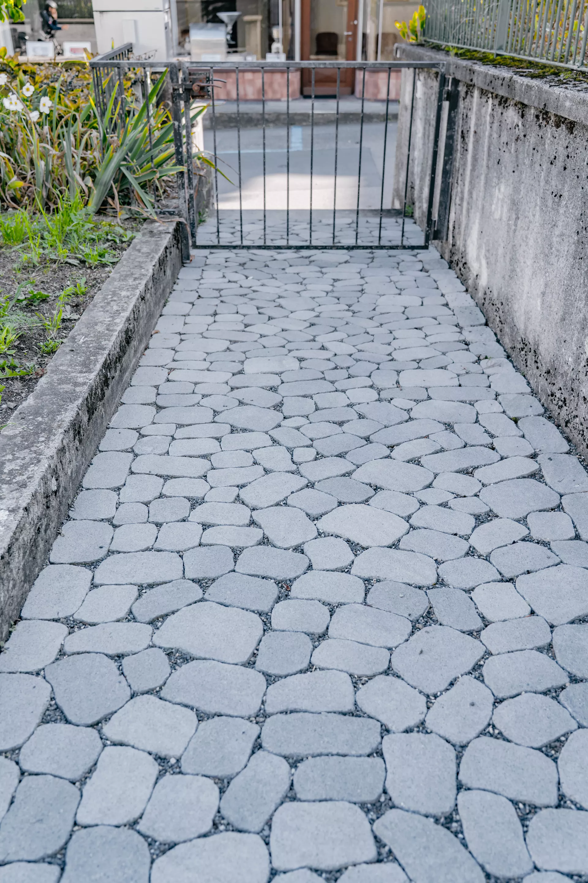 ARENA VISTA Pflasterstein perlgrau strukturiert Kanten gebr. L 6.5 - 23.8 cm B 8.3 - 16.4 cm H 7 cm