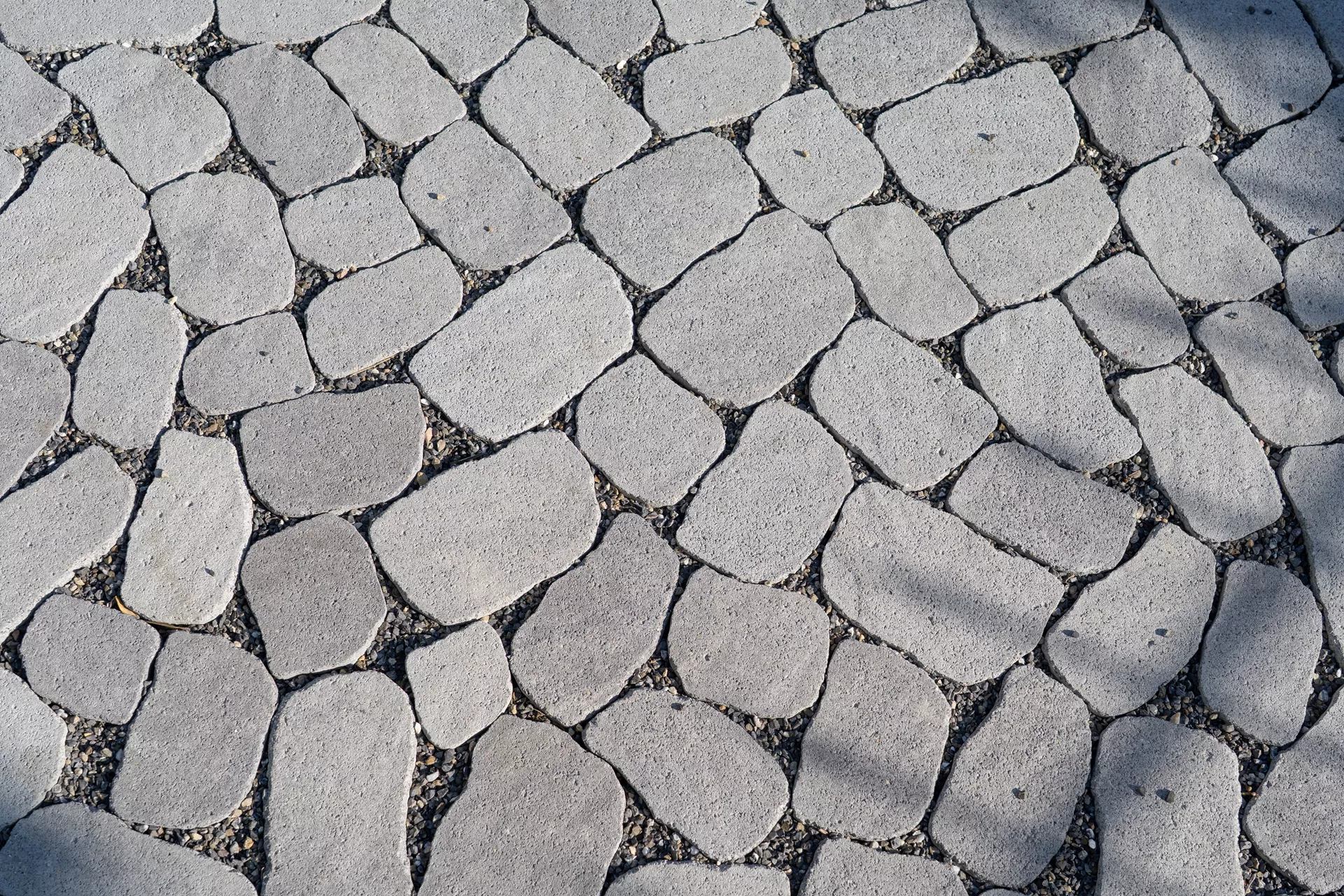 ARENA VISTA Pflasterstein perlgrau strukturiert Kanten gebr. L 6.5 - 23.8 cm B 8.3 - 16.4 cm H 7 cm