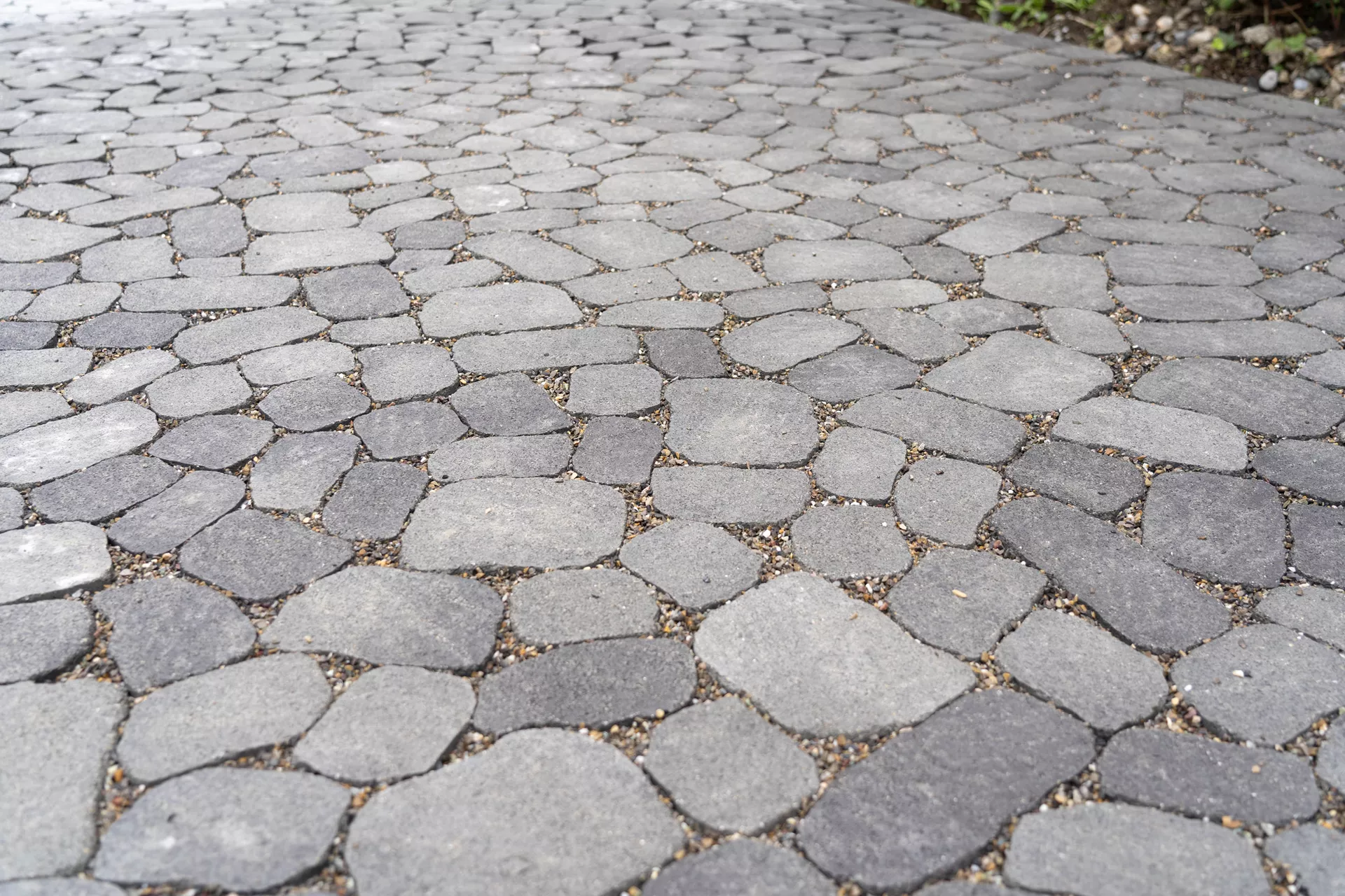 ARENA VISTA Pflasterstein perlgrau strukturiert Kanten gebr. L 6.5 - 23.8 cm B 8.3 - 16.4 cm H 7 cm