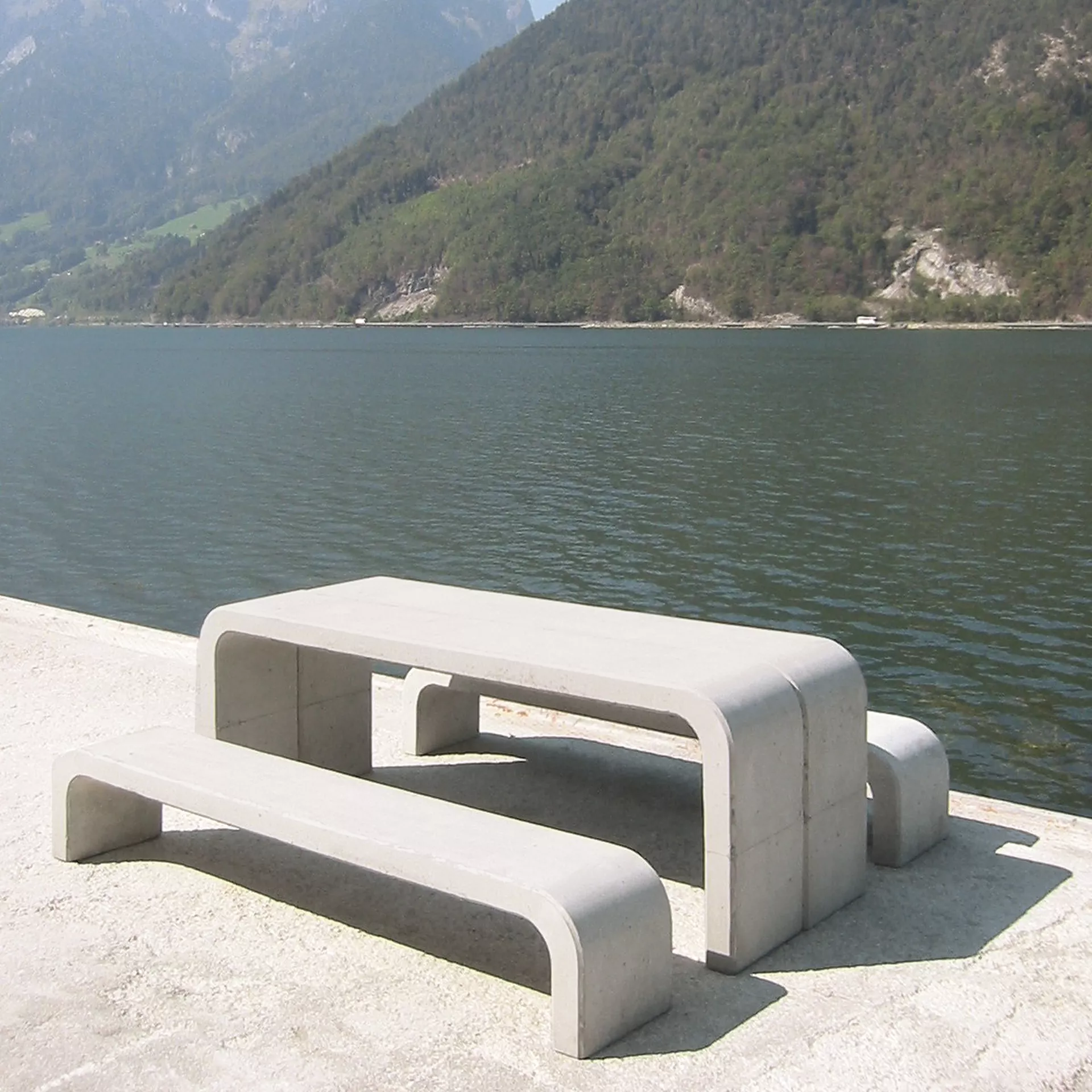 BRAENDI Tische und Bänke