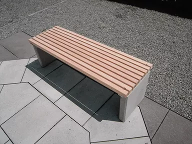 Gartenbank mit Holzrost grau glatt gefast bewehrt L 140 cm B 45 cm H 45 cm