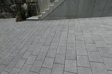 CARENA Sickerstein fino mit Nocken grau haufwerksporig gefast L 25 cm B 25 cm H 8 cm