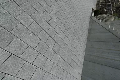 CARENA Sickerstein fino mit Nocken grau haufwerksporig gefast L 25 cm B 25 cm H 8 cm