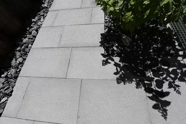 STRUKTURA Gehwegplatte mit Travertinstruktur anthrazit strukturiert gestrahlt gefast L 60 cm B 40 cm H 4 cm