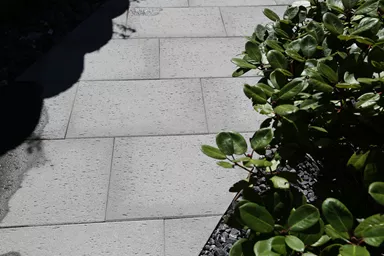 STRUKTURA Gehwegplatte mit Travertinstruktur anthrazit strukturiert gestrahlt gefast L 60 cm B 40 cm H 4 cm