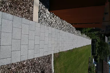 CARENA Sickerstein fino mit Nocken grau haufwerksporig gefast L 25 cm B 25 cm H 6 cm