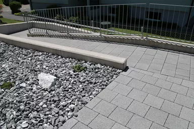 CARENA Sickerstein fino mit Nocken grau haufwerksporig gefast L 12.5 cm B 12.5 cm H 8 cm