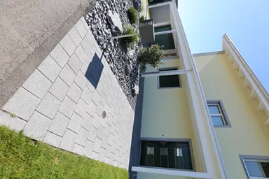 CARENA Sickerstein fino mit Nocken grau haufwerksporig gefast L 25 cm B 25 cm H 8 cm