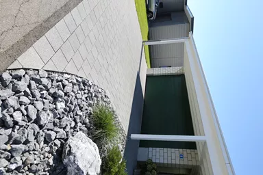 CARENA Sickerstein fino mit Nocken grau haufwerksporig gefast L 25 cm B 25 cm H 8 cm