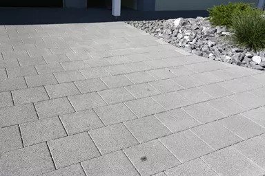 CARENA Sickerstein fino mit Nocken grau haufwerksporig gefast L 25 cm B 25 cm H 8 cm