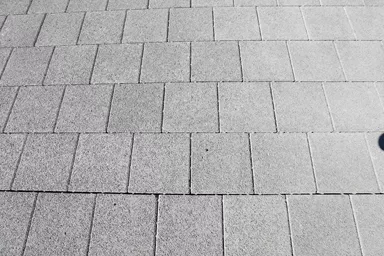 CARENA Sickerstein fino mit Nocken grau haufwerksporig gefast L 25 cm B 25 cm H 8 cm