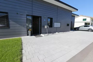 CARENA Sickerstein fino mit Nocken grau haufwerksporig gefast L 25 cm B 25 cm H 8 cm