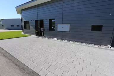 CARENA Sickerstein fino mit Nocken grau haufwerksporig gefast L 25 cm B 25 cm H 8 cm