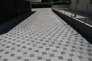 CARENA Sickerstein fino mit Nocken grau haufwerksporig gefast L 25 cm B 25 cm H 8 cm