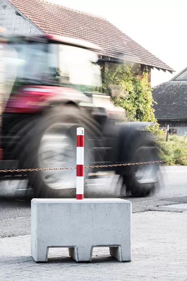 WILD Absperrsockel mit Aussparung für Stapler grau glatt gefast L 80 cm B 50 cm H 50 cm