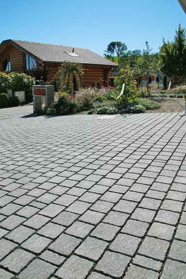 FRIEDA DRAIN Ökostein perlgrau strukturiert Kanten gebrochen L 13.8-16.8 cm B 15.1 cm H 7 cm