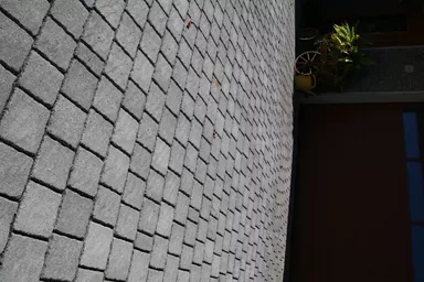 FRIEDA DRAIN Ökostein perlgrau strukturiert Kanten gebrochen L 13.8-16.8 cm B 15.1 cm H 7 cm