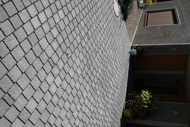 FRIEDA DRAIN Ökostein perlgrau strukturiert Kanten gebrochen L 13.8-16.8 cm B 15.1 cm H 7 cm