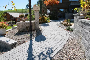 FRIEDA Pflasterstein perlgrau strukturiert Kanten gebr. L 8.8-11.8 cm B 9.8 cm H 7 cm