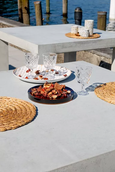 INTERMEZZO Stehtisch light grau glatt vollkantig bewehrt L 110 cm B 110 cm H 110 cm