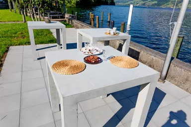 INTERMEZZO Stehtisch light grau glatt vollkantig bewehrt L 110 cm B 110 cm H 110 cm