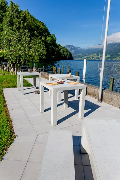 INTERMEZZO Stehtisch light grau glatt vollkantig bewehrt L 110 cm B 110 cm H 110 cm