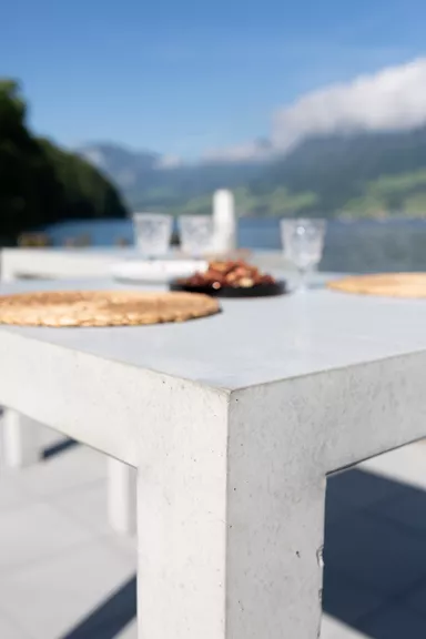 INTERMEZZO Stehtisch light grau glatt vollkantig bewehrt L 110 cm B 110 cm H 110 cm