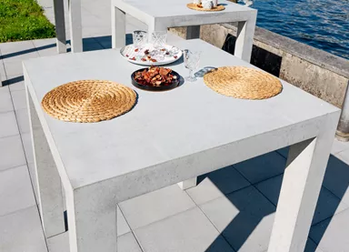 INTERMEZZO Stehtisch light grau glatt vollkantig bewehrt L 110 cm B 110 cm H 110 cm