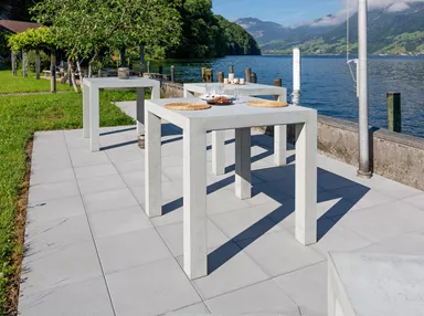 INTERMEZZO Stehtisch light grau glatt vollkantig bewehrt L 110 cm B 110 cm H 110 cm