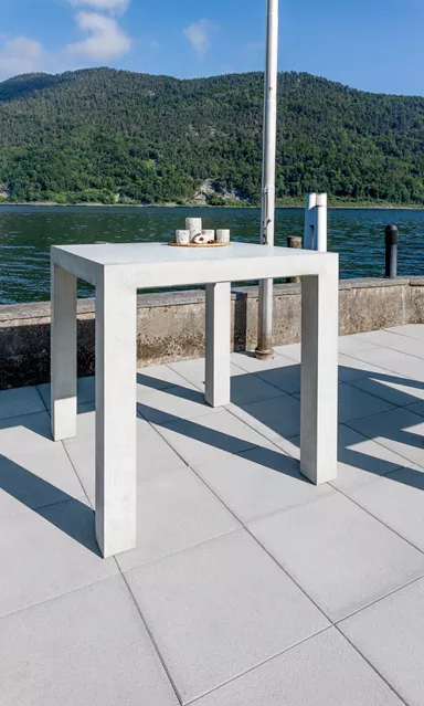 INTERMEZZO Stehtisch light grau glatt vollkantig bewehrt L 110 cm B 110 cm H 110 cm