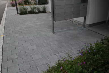 CARENA Sickerstein fino mit Nocken grau haufwerksporig gefast L 25 cm B 25 cm H 6 cm