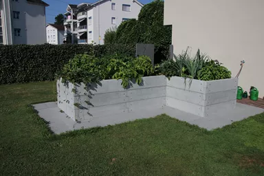 Einzelbrett zu Hochbeet mit Holzstruktur naturgrau strukturiert leicht gefast bewehrt L 120 cm H 25 cm W 6 cm